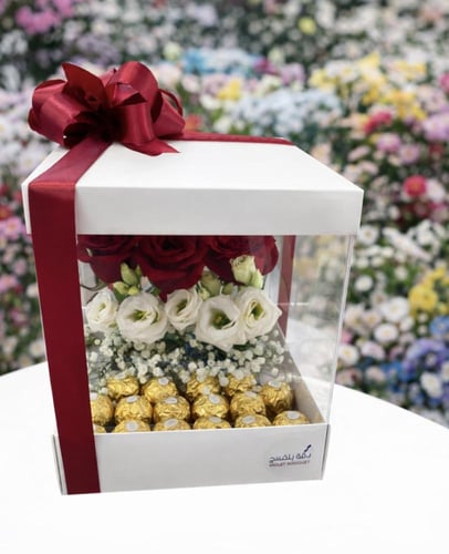 بوكس المفاجأة/ بوكس شفاف داخله زهور الجوري مع الست...