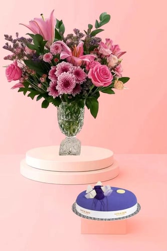 البهجة في مزهرية مع كيكة اني داني الصغيرة