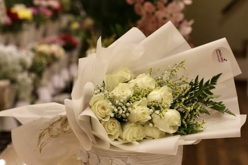 باقة أناقة بيضاء – بوكيه ورد أبيض ناعم لهدية مميزة