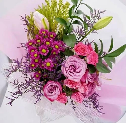 باقة أكاليل الورد ورد وردي مع أقحوان مع شوكلاتة با...