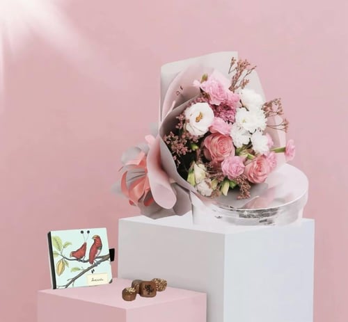 باقة الحب الأبدي ورد وردي، أقحوان أبيض, وألوان أخر...