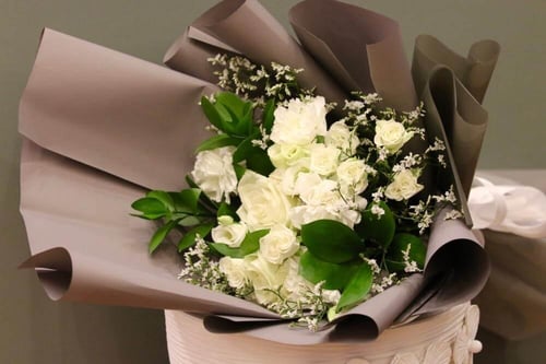 باقة ضوء القمر – ورد أبيض ناعم وبراعم ورد هدية راق...