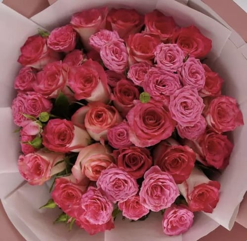 نفحات الورد – باقة ورد فاخرة 16 وردة مع ورود صغيرة