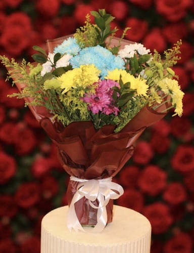 • باقة الضياء: استيحاءً من اللون الأصفر او باقة/إش...