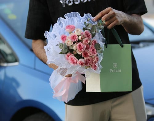 رقة وجمال باقة بيبي روز وردية مع شوكلاتة فيريرو او...