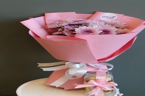 باقة السحر الوردي / ورد الاقحوان او الكريز مع شوكل...