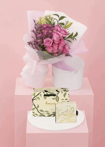 باقة أكاليل الورد ورد وردي مع أقحوان مع شوكلاتة با...