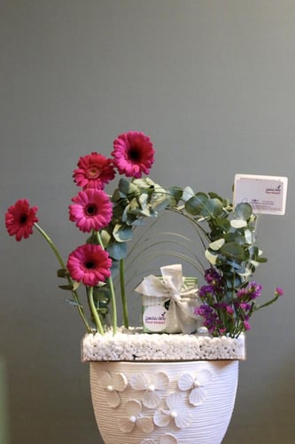 باقة زهور فاخرة في صندوق أكريليك