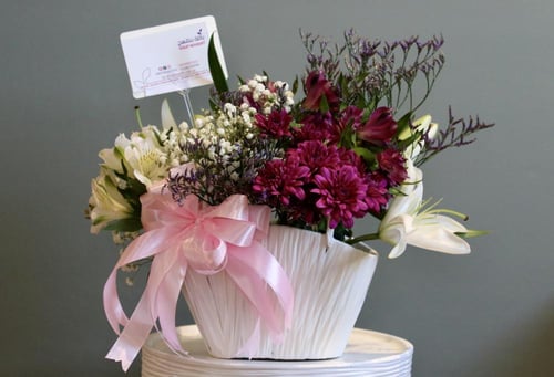 باقة ورد وردي وأبيض مع شوكولاتة باتشي او فيريرو