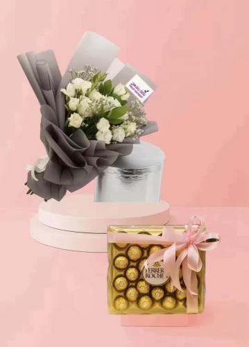 باقة ضوء القمر مزيج من الوان الورد الأبيض وبراعم ا...