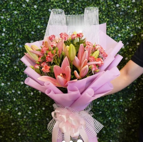 متعة مضاعفة – باقة ورد وردية وحمراء صغيرة مليئة با...