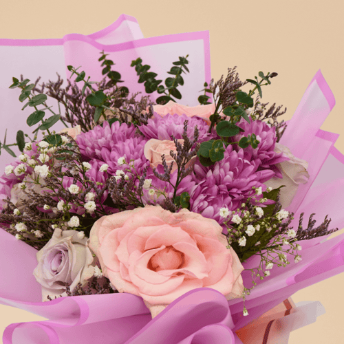 رقصة ألوان الربيع – باقة ورد طبيعية مع ورود وجبسوف...