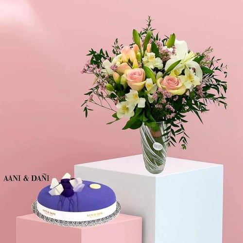 مزهرية ورد أبيض ووردي فاتح مع كيكة أني داني كيكة ص...