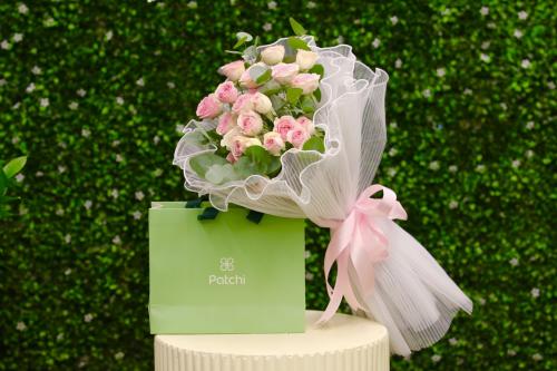 رقة وجمال باقة بيبي روز وردية مع شوكلاتة فيريرو او...