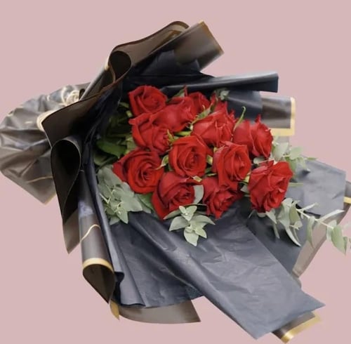 باقة ورد أحمر بتغليف أسود – هدية ورد فاخرة للمناسب...