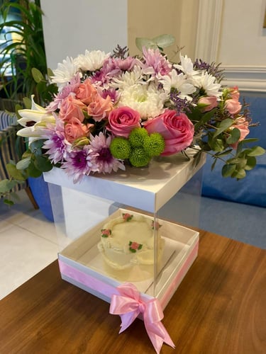 صندوق السحر / بوكس شفاف داخله كيك مع زهور الجوري م...