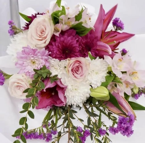 باقة تناغم ساحر – زنابق أرجوانية وورود وردية