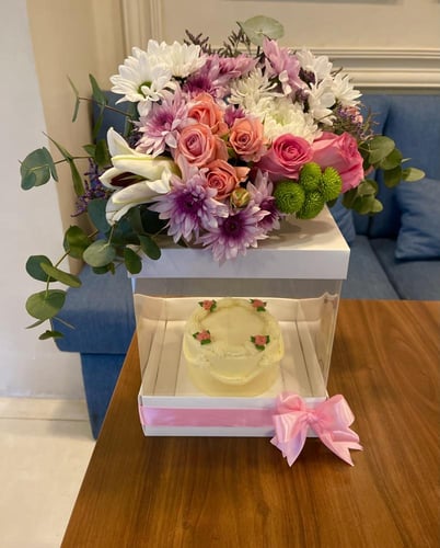 صندوق السحر / بوكس شفاف داخله كيك مع زهور الجوري م...