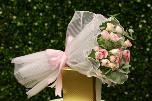 رقة وجمال باقة بيبي روز وردي مع اروى الصغيرة