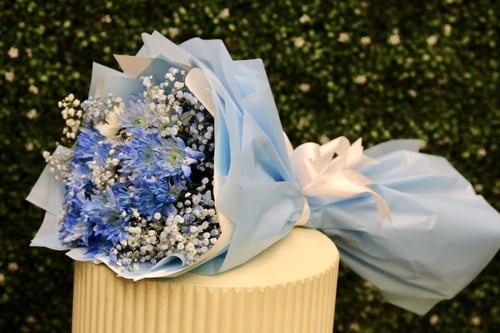 باقة الهدوء الأزرق /ورد كريز وجبسوفيليا