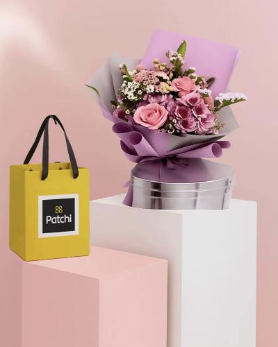 باقة رقيقة ومبهجة مع شوكلاتة باتشي او فيريرو او ال...