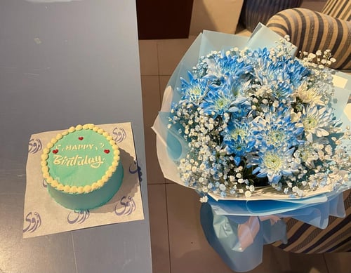 باقة الهدوء الأزرق /كريز وجبسوفيليا مع الكيك