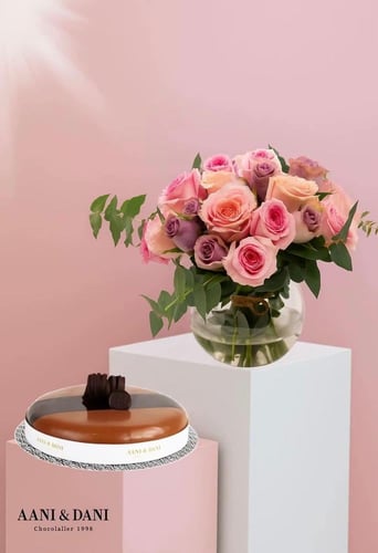 ورود وردية وبنفسجية مع كيكة اني داني الصغيرة