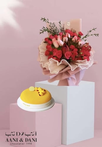 فخامة حمراء: باقة ورد وتوليب مع حلاوة كيكة أني ودا...