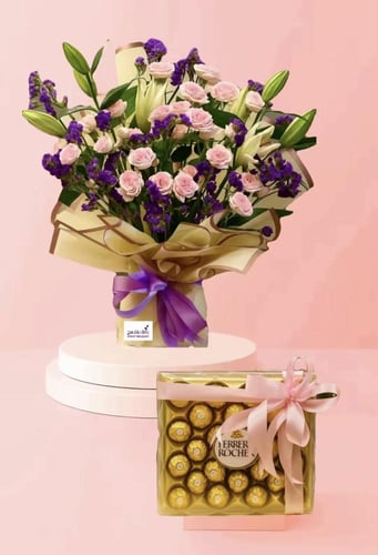 لمسة من السحر والبساط | باقة وردمع شوكلاتة فيريرو...