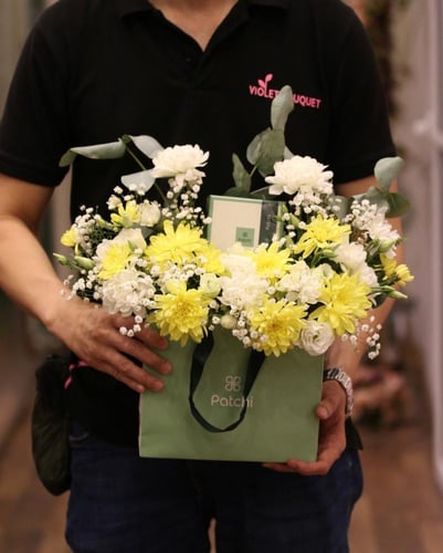 ابتسامة مشرقة باقة ورد مع شوكولاتةباتشي