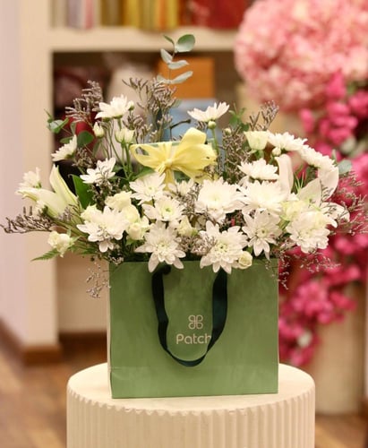 أناقة بيضاء : الورد الأبيض مع شوكلاتة باتشي