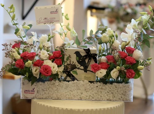 باقة ورود بيبي وردية مع شوكلاتة أنوش كراميل