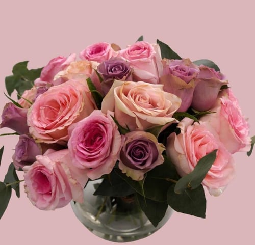 ورود وردية وبنفسجية مع كيكة اني داني الصغيرة