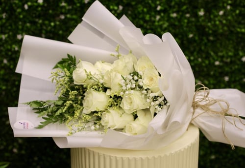 جمال وردي – باقة ورد وردي مع زنابق وأقحوان أنيقة م...