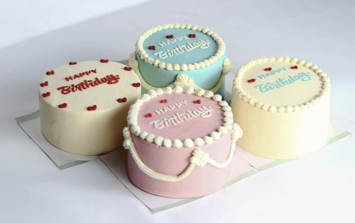 باقة / همسة وردية مع الكيك