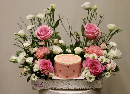 احتفال مميز : باقة ورد مع كيكة في إطار أكريليك