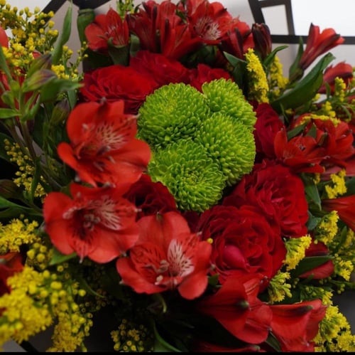 عناق الرومنسية/باقة ورد