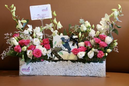 باقة ورود بيبي وردية مع شوكلاتة أنوش كراميل