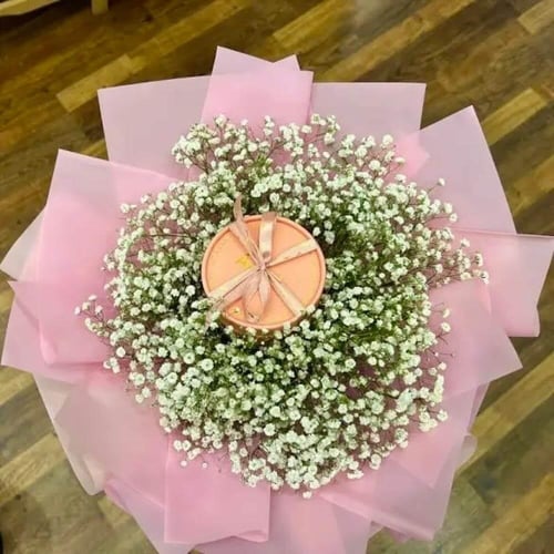 أناقة نقية – باقة جبسوفيليا بيضاء مع شوكولاتة أنوش...