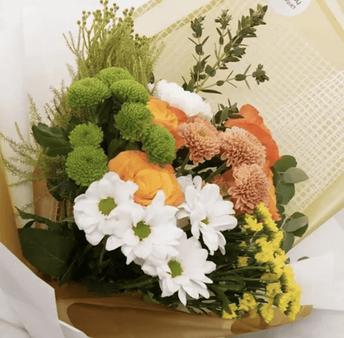 باقة صن شاين – باقة ورد طبيعي برتقالي مع زهور صفرا...