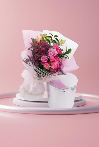 باقة أكاليل الورد ورد وردي مع أقحوان مع شوكلاتة با...