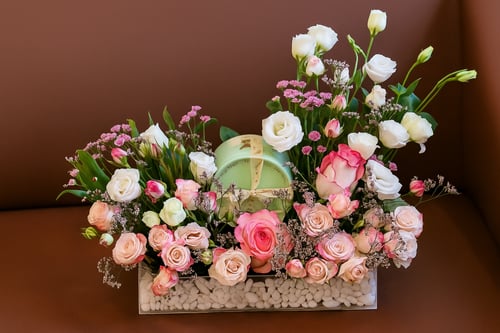 باقة ألوان الربيع مع شوكلاتة أنوش