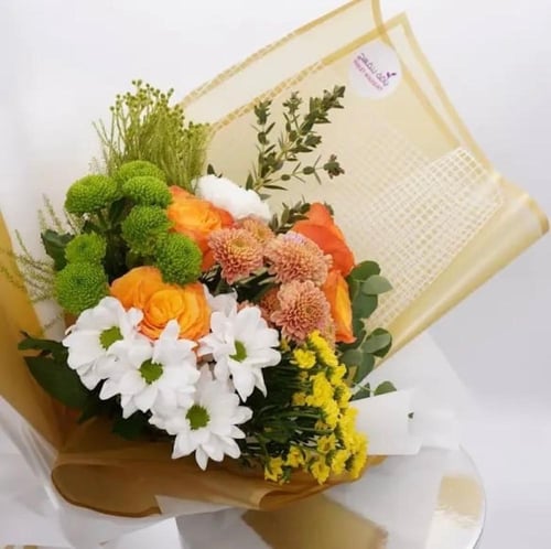 باقة صن شاين – باقة ورد طبيعي برتقالي مع زهور صفرا...