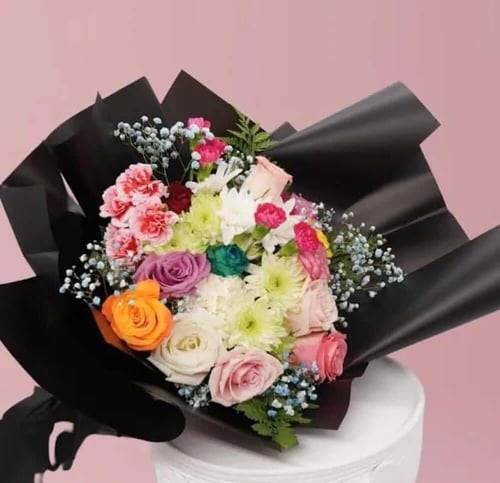 باقة ورد متعددة الألوان – تغليف أسود فخم لهدية ممي...
