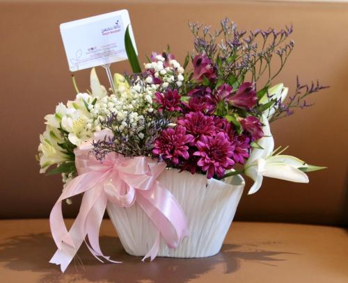 باقة ورد وردي وأبيض مع شوكولاتة باتشي او فيريرو