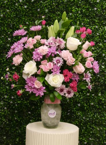 مزهرية فاخره بالورود البيضاء والوردية