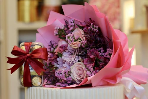 باقة الحب الوردية مع شوكلاتة فيريرو روشية او شوكول...