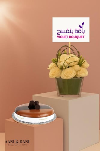 مزهرية ورد أبيض مع كيكة كيكة الشوكولاتة صغيرة