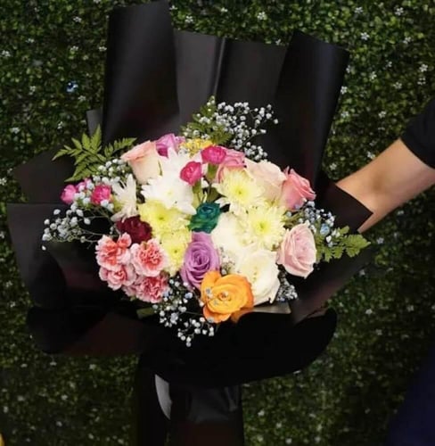 باقة ورد متعددة الألوان – تغليف أسود فخم لهدية ممي...