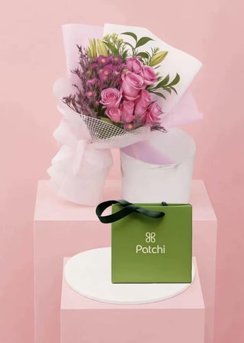 باقة أكاليل الورد ورد وردي مع أقحوان مع شوكلاتة با...